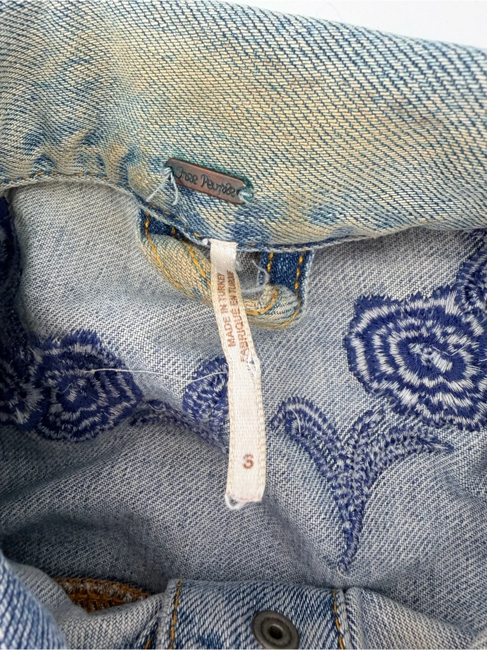 Free People Cinched Back Crop Denim Jean Jacket Embroidered Floral Small FLAW - Picture 5 of 8
